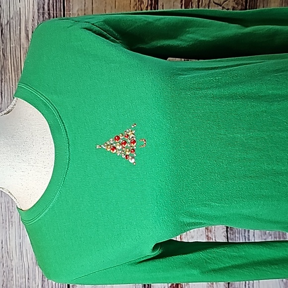 TARGET GREEN LONG SLEEVE CREW NECK PULLOVER CHRISTMAS TEE - Picture 2 of 11